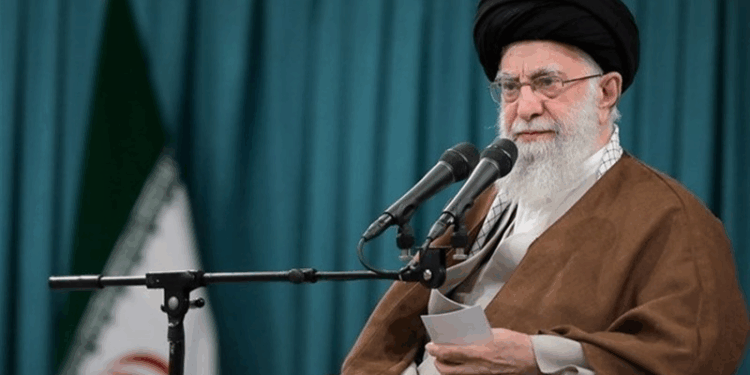 خامنئي يتوعد,,, اسرائيل ارتكبت خطأً فادحاً وإيران لن تغفر ولن تنسى