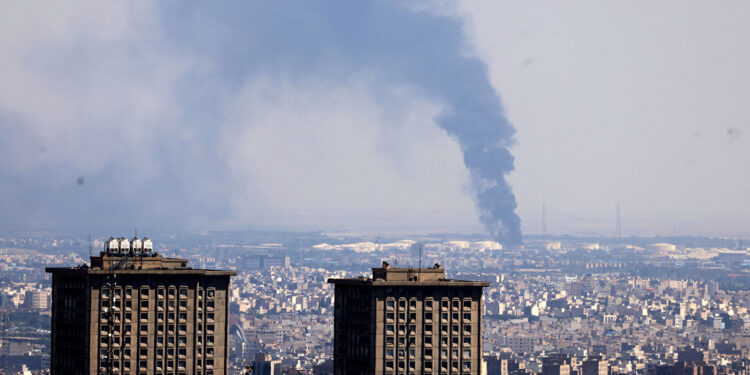 ضربات إسرائيلية “غير مسبوقة” تستهدف أبرز سجون إيران