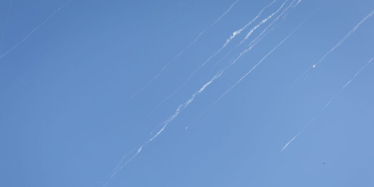 إيران تهاجم إسرائيل وحالة هلع على الأرض