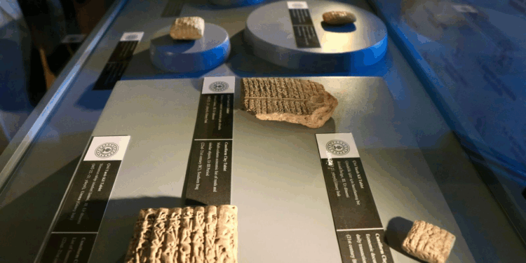 تركيا تســــلم العراق 6 ألواح طينية أثرية