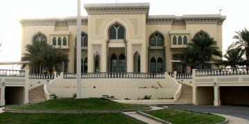السفارة الأمريكية في قطر تحذر موظفيها والمواطنين بعدم التنقل توخي الحذر