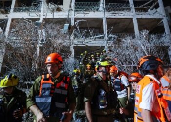 مقتل إسرائيلية وتدمير بنايات في قصف إيراني على تل أبيب