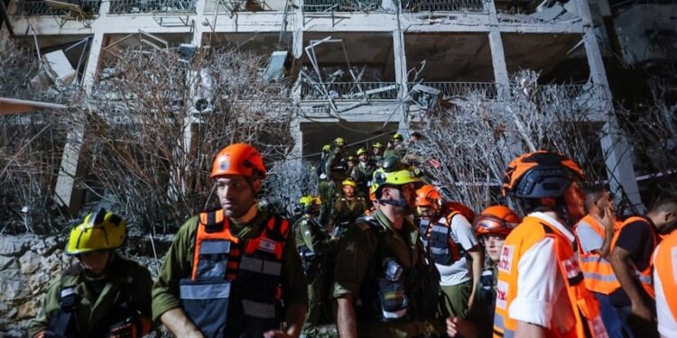 مقتل إسرائيلية وتدمير بنايات في قصف إيراني على تل أبيب