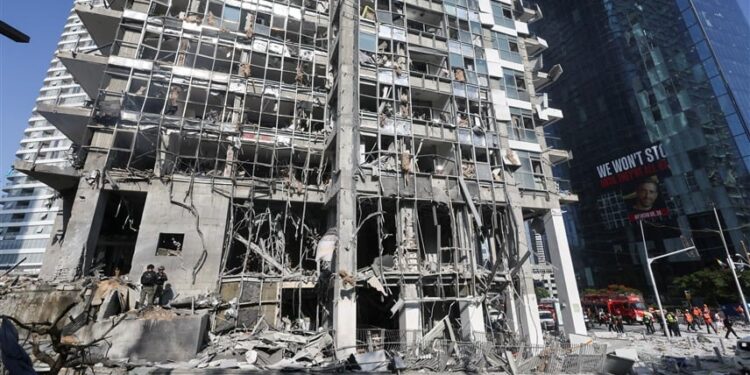 إيران توجه أعنف ضربة لإسرائيل منذ اندلاع الحرب