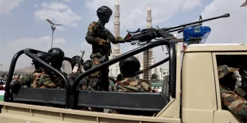الحوثيون يهددون السفن الأمريكية في البحر الأحمر