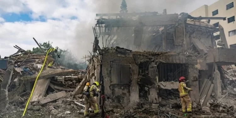 جرحى وأضرار واسعة بعد سقوط صواريخ إيرانية على إسرائيل