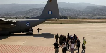 فرنسا تجلــــي رعاياها الراغبين بمغادرة إسرائيل على متن طائرة عسكرية