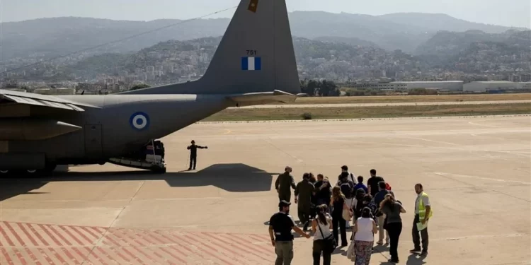 فرنسا تجلــــي رعاياها الراغبين بمغادرة إسرائيل على متن طائرة عسكرية