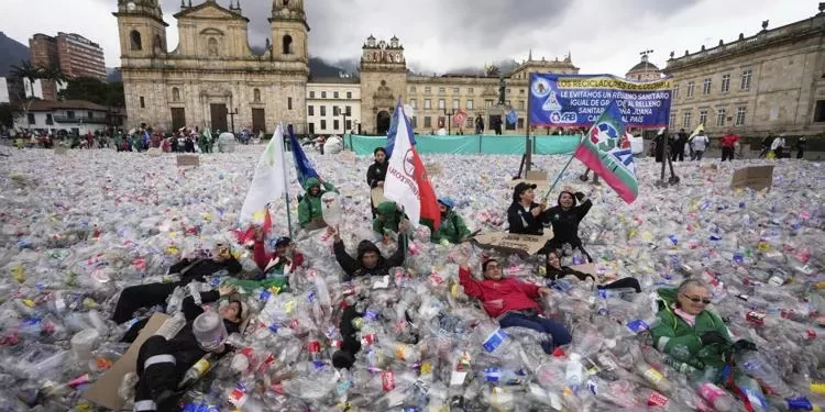 كولومبيا.. جامعو النفايات يغرقون العاصمة بالقمامة
