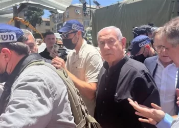 نتنياهو يتفقد الدمار في تل أبيب,,, أخيرًا خرج من جحره