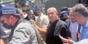 نتنياهو يتفقد الدمار في تل أبيب,,, أخيرًا خرج من جحره