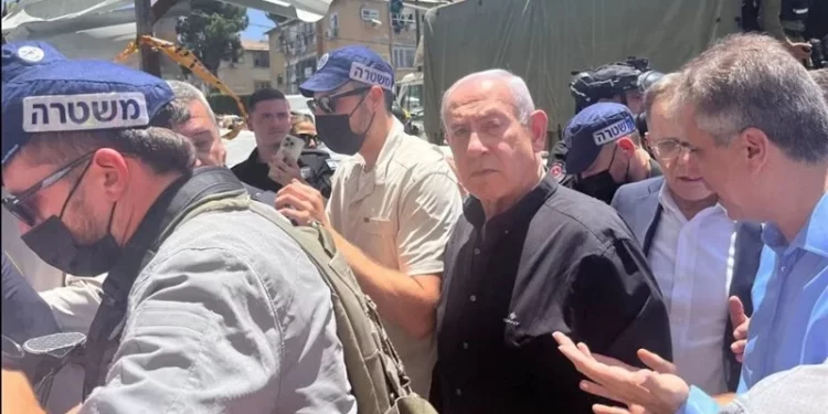 نتنياهو يتفقد الدمار في تل أبيب,,, أخيرًا خرج من جحره