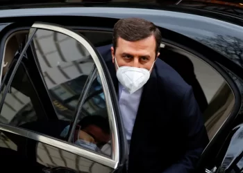 دبلوماسي إيراني يحـــذر أمريكا من التدخل المباشر في الصراع مع إسرائيل