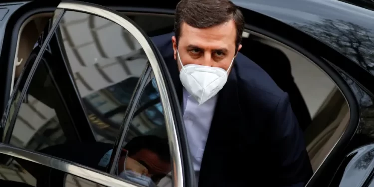 دبلوماسي إيراني يحـــذر أمريكا من التدخل المباشر في الصراع مع إسرائيل