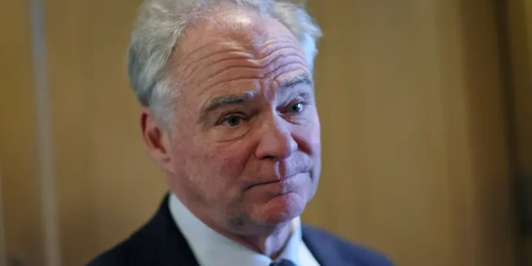 سناتور أمريكي يسعى للحد من صلاحيات ترامب في الحرب على إيران