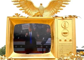 ترامب يرقص مع إبستين في عمل فني ساخر أمام مبنى الكابيتول