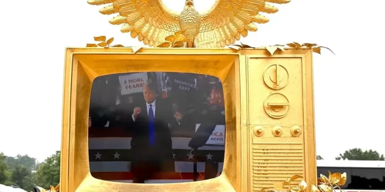 ترامب يرقص مع إبستين في عمل فني ساخر أمام مبنى الكابيتول