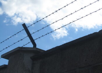 عقيدة الأسوار,,, لماذا يسجن العالم نفسه؟