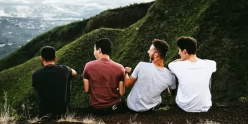 أزمة الصداقات… لماذا قل عدد أصدقائنا وما أثر ذلك علينا؟