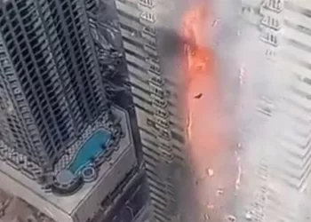 دبي.. حريق ضخم في ناطحة سحاب