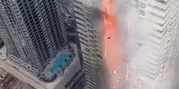 دبي.. حريق ضخم في ناطحة سحاب