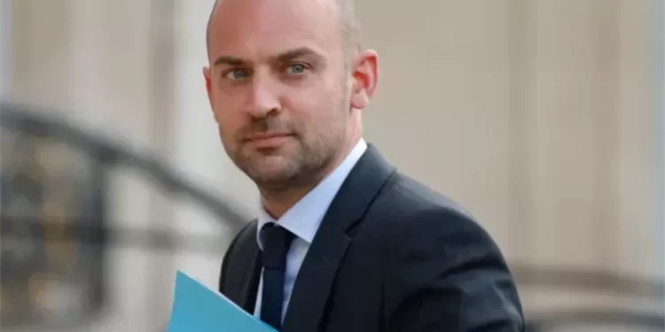 باريس تحــــث جميع الأطراف على ضبط النفس