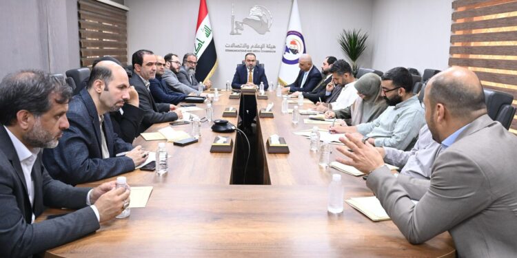 رئيس هيأة الإعلام والاتصالات يستقبل وفداً إعلامياً إيرانياً رفيعاً ويشدد على أهمية الإعلام المهني في تعزيز العلاقات وتكريس الحقائق