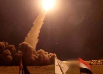 الحوثيون يعلنون استهداف “مواقع حساسة” في إسرائيل