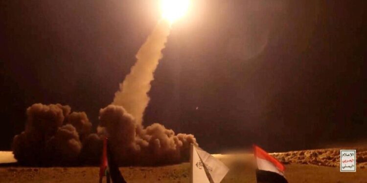الحوثيون يعلنون استهداف “مواقع حساسة” في إسرائيل