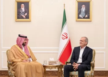 وزير الدفاع السعودي ورئيس أركان الجيش الإيراني يبحثان الأوضاع في المنطقة