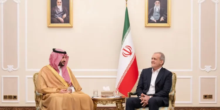 وزير الدفاع السعودي ورئيس أركان الجيش الإيراني يبحثان الأوضاع في المنطقة