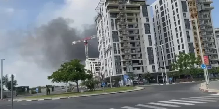 رشقة بنحو 30 صاروخاً إيرانياً بسماء إسرائيل