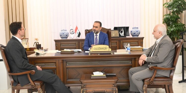 رئيس هيأة الإعلام والاتصالات.. المشروع الوطني للهاتف النقال يحظى بدعم حكومي مباشر ويتماشى مع أولويات التحول الرقمي