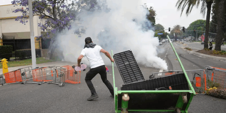 المكسيك “قلقة” من حملات المداهمة ضد المهاجرين في لوس أنجلوس