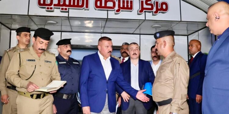 الشمري يزور مركز شرطة السيدية فجراً ويشيد بجهود منتسبيه في تعزيز الأمن