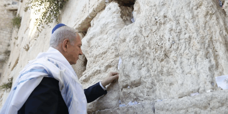 إسرائيل تطلق على عمليتها ضد إيران اسمًا توراتيًا… ومسلمون ومسيحيون يحذرون من “تديين الحروب”