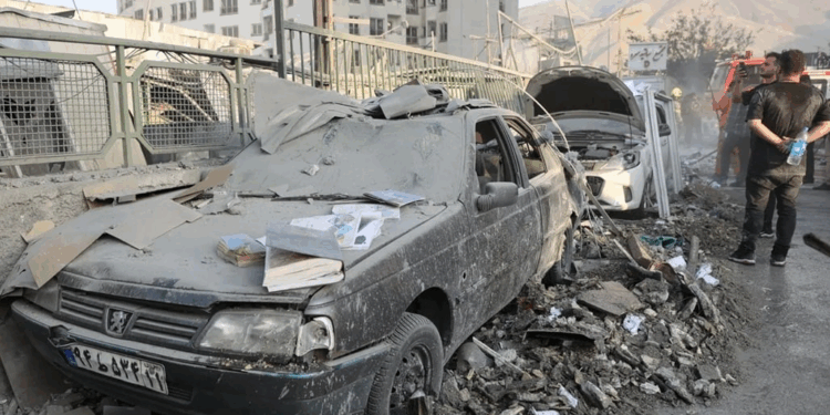 إسرائيل تقصف منشآت نووية وصاروخية إيرانية وطهران تتوعد بالرد