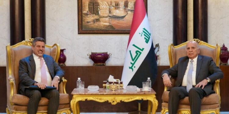 العراق يؤكد موقفه الثابت برفض استخدام أجوائه