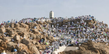 أكثر من 1.6 مليون حج على صعيد عرفات في الركن الأعظم وسط حراسة وتأمين مشددين