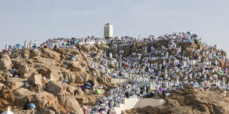 أكثر من 1.6 مليون حج على صعيد عرفات في الركن الأعظم وسط حراسة وتأمين مشددين
