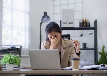 نصائح لــ”حماية العينين” أثناء التحديق في الشاشة طوال اليوم