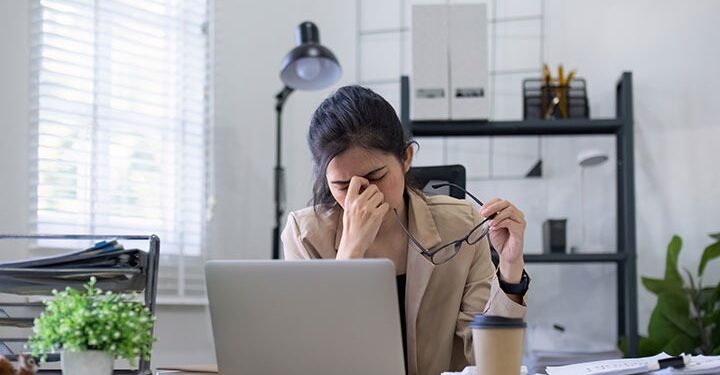 نصائح لــ”حماية العينين” أثناء التحديق في الشاشة طوال اليوم