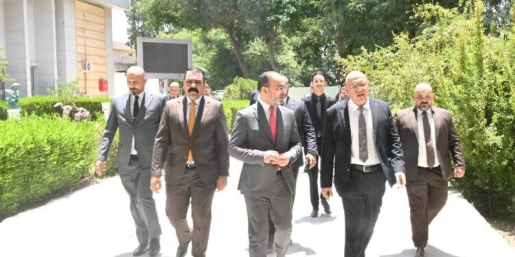 رئيس هيأة الإعلام والاتصالات يلتقي عميد كلية الإعلام ويؤكد أهمية التبادل الأكاديمي والتدريب الطلابي