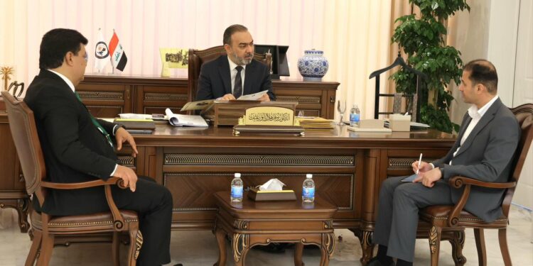 رئيس هيأة الإعلام والاتصالات يستقبل وفد الإعلام البيئي لتعزيز التعاون ونشر الوعي البيئي