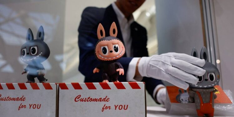 الكبار ينافسون الصغار على ألعابهم,,, حنين “صحي” أم هرب “مرضي”؟