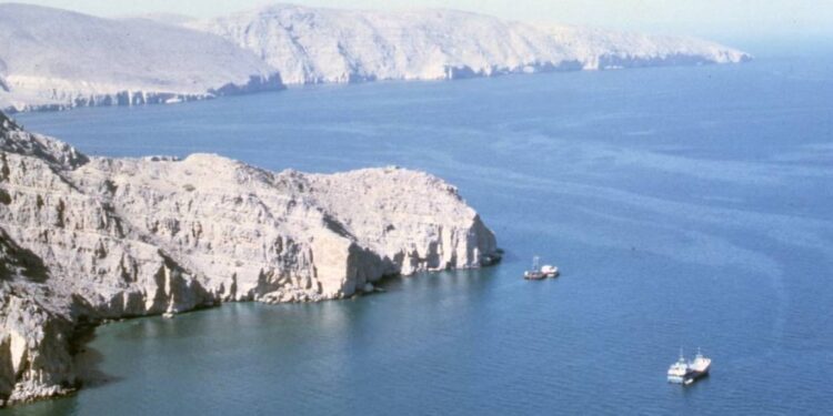 إيران تجري استعدادات لــ”تـلغيـــم” مضيق هرمز