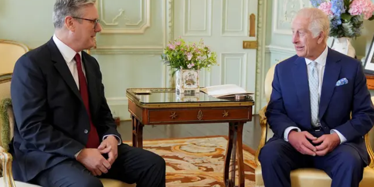 بريطانيا.. ستارمر والملك تشارلز يـشــيدان بروح الوحدة في ذكرى التفجيرات