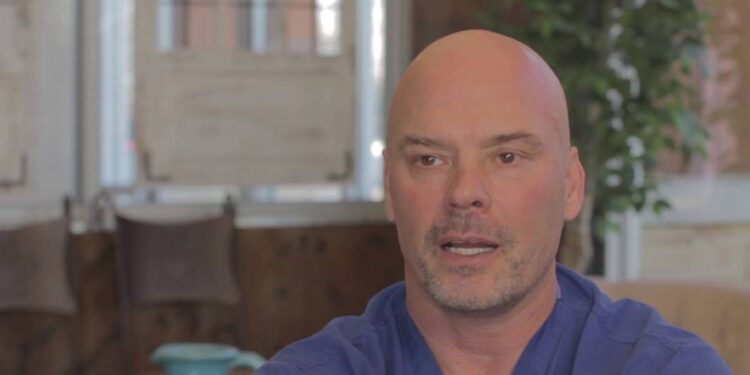 إدارة ترامب تســقط عن طبيب تهم إتلاف “لقاحات كوفيد”