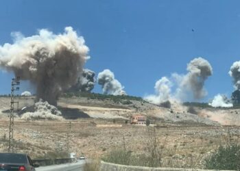 إسرائيل تعلن استهداف عنصرين من “حزب الله”في لبنان