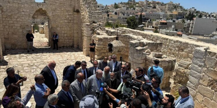 السفير الأميركي في إسرائيل يدعو إلى محاســـبة “مهاجمي” كنيسة بالضفة الغربية